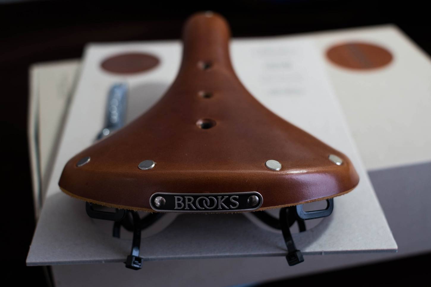 Brooks B17 S Selle standard en cuir pour dames Selle classique en noir + marron + miel